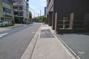 敷地南側の前面道路（東側から）