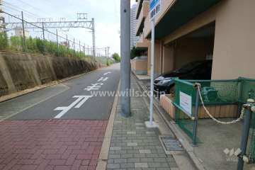 敷地東側の前面道路（北側から）