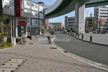 敷地南側の前面道路(西側から)