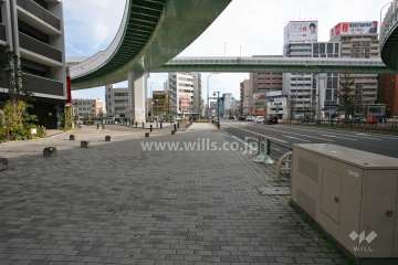 敷地南側は高速道路に面しています。