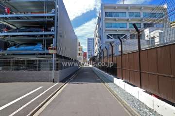 敷地北側の前面道路（東側から）
