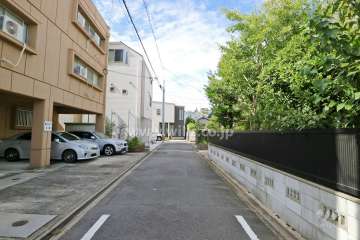 敷地北側の前面道路（東側から）