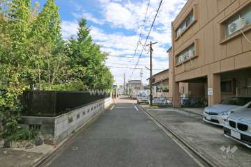敷地北側の前面道路（西側から）