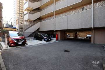 駐車場の出入り口・敷地内駐車場（屋外機械式）他に屋内平面式があります。