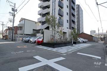 敷地北東側の前面道路（北西側から）
