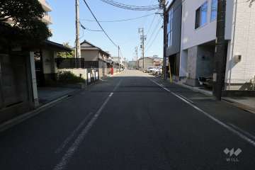 敷地南側の前面道路(西から)