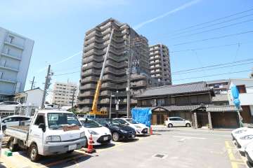 ユーハウス第2徳川の遠景。周辺は住宅の他、事務所や店舗が混在する街です。