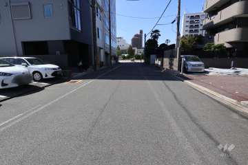 敷地南側の前面道路(東から)