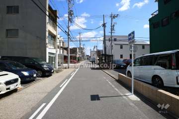 敷地北側の前面道路（西側から）