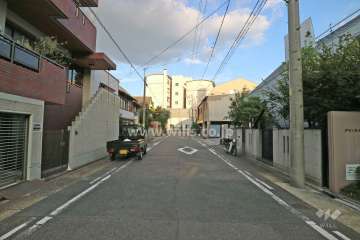 敷地北側の前面道路（西側から）