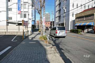 敷地東側の前面道路（南側から）