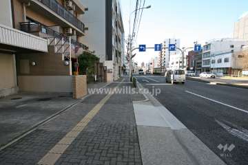 敷地北側の前面道路（東側から）