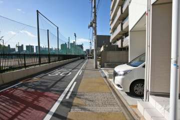 敷地南側は『県立愛知商業高等学校』に面しています。