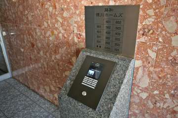 オートロックと案内板