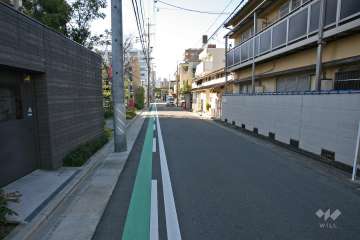 敷地北側の前面道路（東側から）