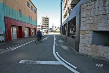 敷地南西側の前面道路（南東側から）