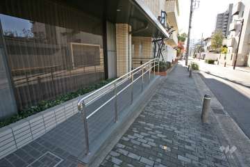 エントランスアプローチはスロープがあります。