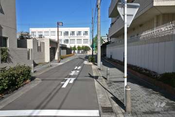 敷地西側の前面道路（南側から）
