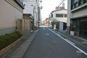 敷地北側の前面道路（東側から）