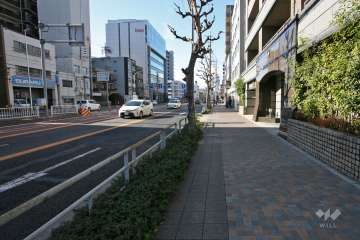 敷地南側の前面道路（県道215号/出来町通）