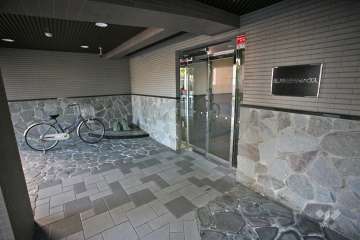 石張りのエントランス