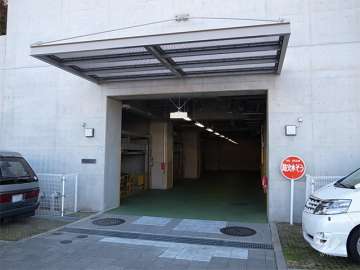敷地内駐車場（敷地北側に入り口があります。）