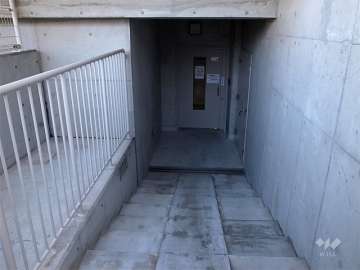 屋内にある駐輪場の入り口