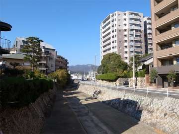 敷地南側には小仁川が流れています。