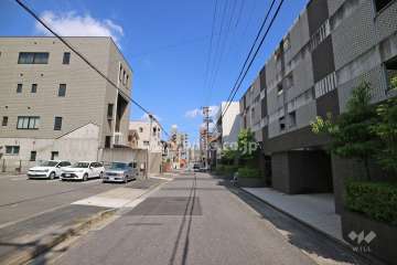 敷地北側の前面道路（西側から）