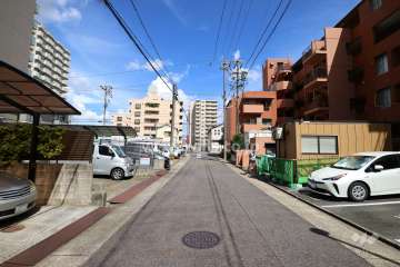 敷地北側の前面道路（西側から）