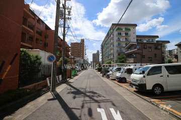 敷地北側の前面道路（東側から）
