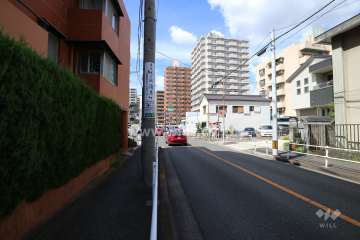 敷地東側の前面道路（南側から）