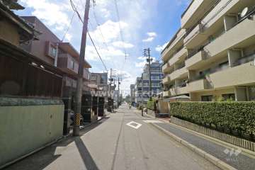 敷地南側の前面道路（東側から）