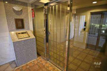 エントランスはオートロック付きです。