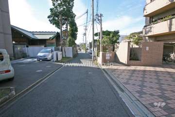 敷地南側の前面道路(東側から)