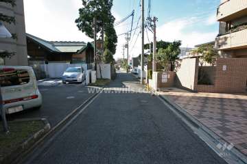 敷地北側の前面道路(東側から)