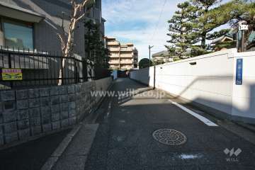 敷地東側の前面道路(南側から)