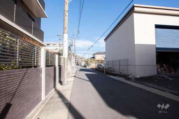 敷地東側の前面道路（南側から）