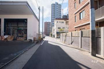 敷地東側の前面道路（北側から）