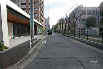 敷地西側の前面道路（北側から）