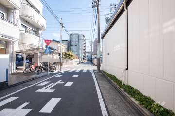 敷地北側の前面道路（西側から）