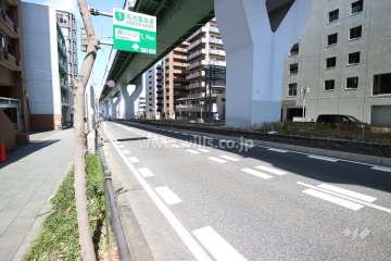 敷地東側の前面道路（南側から）