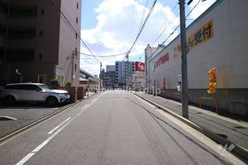 敷地西側の前面道路（北側から）