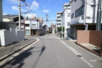敷地西側の前面道路（南側から）