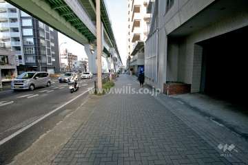 敷地西側の前面道路