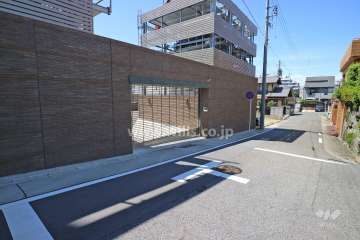 敷地内駐車場（屋外機械式）への出入口（ロボットゲート付き）