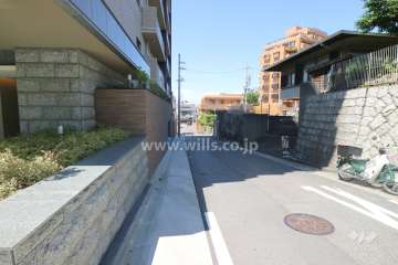 敷地東側の前面道路（南側から）