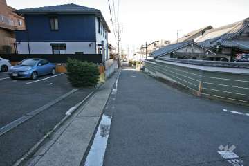 敷地北側の前面道路（東側から）