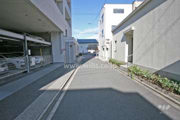 敷地東側の前面道路(南側から)