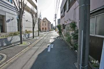 敷地西側の前面道路(北側から)